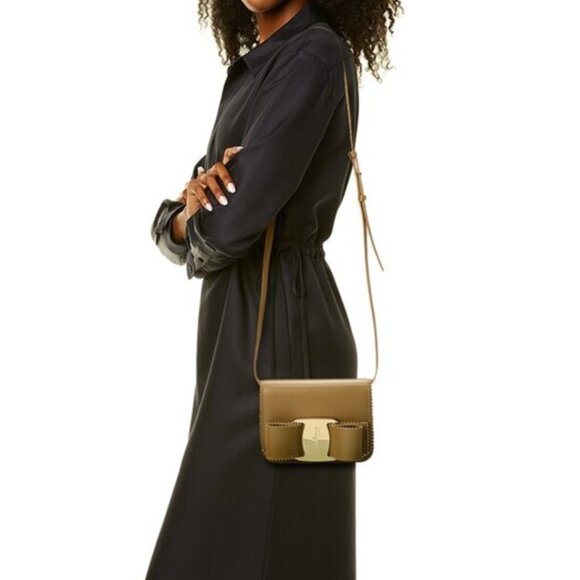 NWT Ferragamo Vara Bow Crossbody Bag Fold-over Flap Gold-tone Hardware - Picture 2 of 9